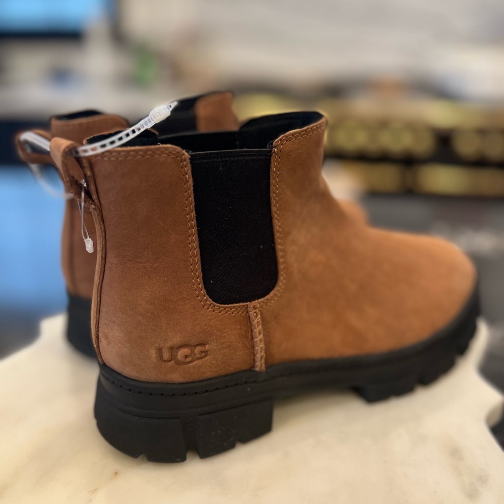 UGG *New with Tags* Ashton Chelsea Boots, Chestnut
